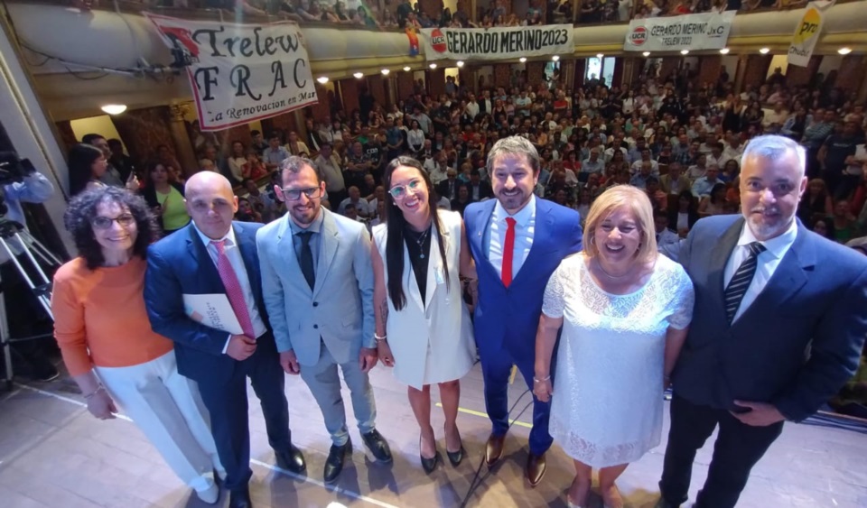 Cáceres (segundo desde la izquierda), el día que asumieron los concejales, junto al intendente Merino.