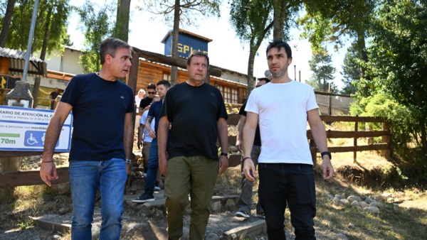 Los gobernadores de Chubut y Rio Negro recorriendo una zona del siniestro.