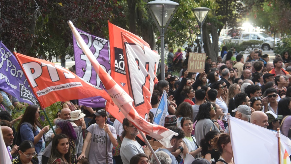 Agrupaciones políticas y entidades sociales e intermedias adhirieron a la marcha.