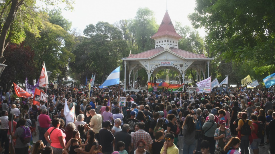 Los colores del arco iris de fondo. Una postal de este sábado.