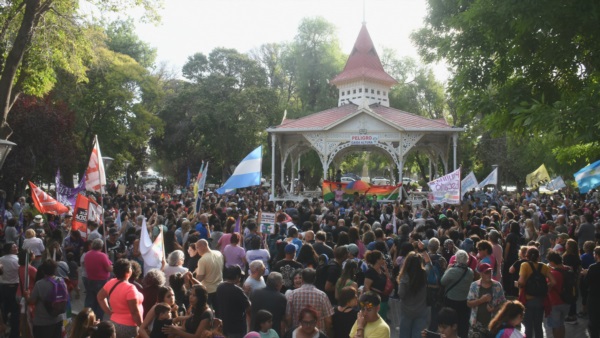Los colores del arco iris de fondo. Una postal de este sábado.