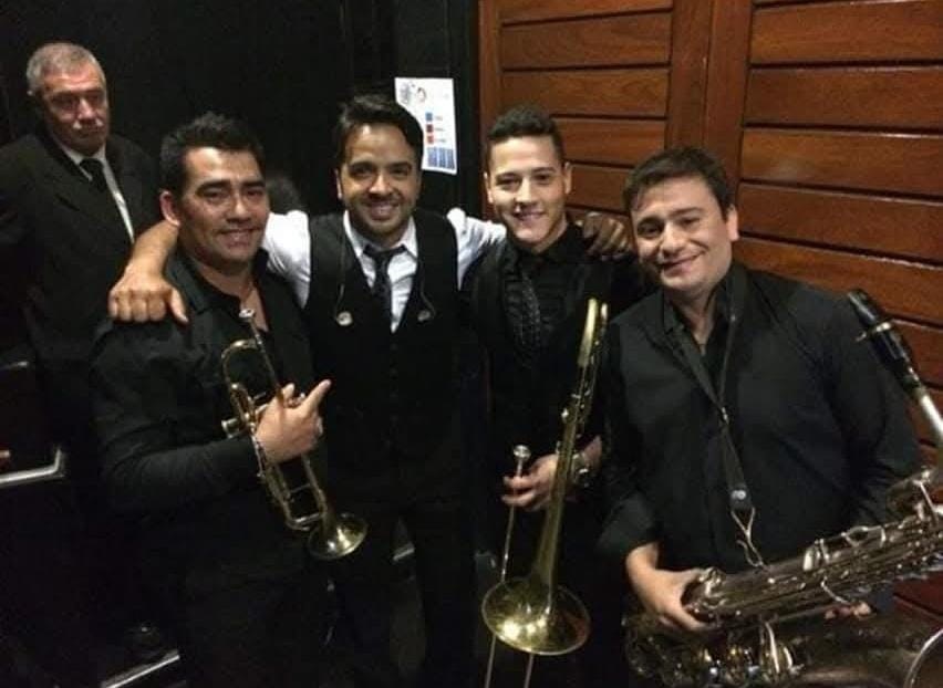 "Richy" Díaz con la banda de Luis Fonsi.