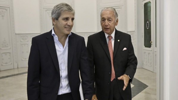 El presidente de la UIA, Daniel Funes de Rioja (D) junto al ministro de Economía, Luis Caputo.