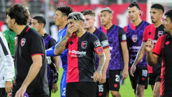 Golpe al mentón en el Coloso: Newell’s cayó con Defensa y llega súper herido al Clásico del domingo.