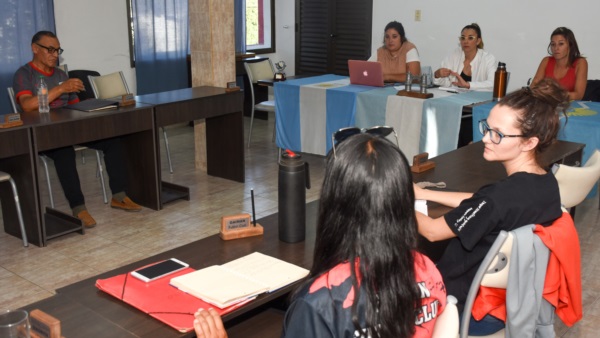Paola Soto, integrantes de la mesa de conducción y delegados de Independiente, Gaiman FC y Huracán.