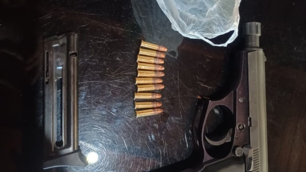 Un arma de fuego calibre 22 y 13 municiones secuestradas.