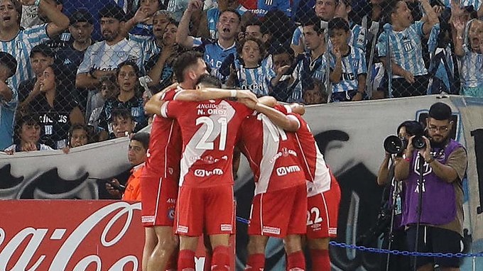Argentinos superó a Racing y manda en la Zona A.