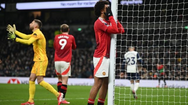 Manchester United sumó su doceava derrota en la Premier League y se alejó de los puestos de Champions League.