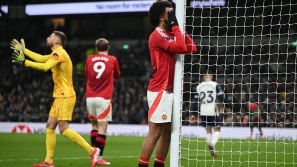 Manchester United sumó su doceava derrota en la Premier League y se alejó de los puestos de Champions League.