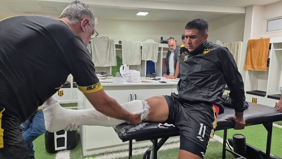 Fractura de peroné, la lesión del madrynense Juan Peinipil.