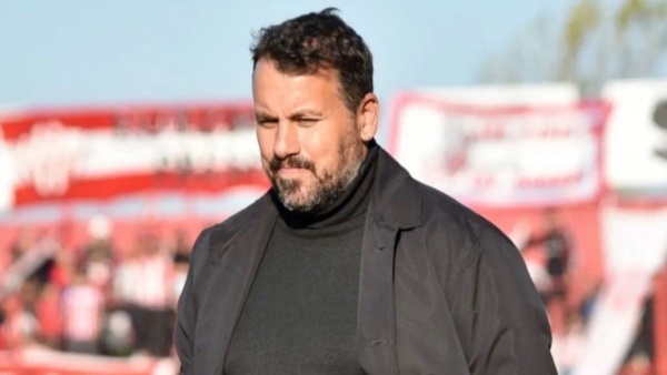 Cristian Fabbiani dejó de ser el entrenador de Riestra luego de la caída ante Sarmiento en Junín. 
