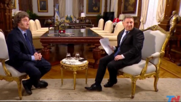 Milei se va de boca y le hablan detrás de cámara. (Imagen: TN)