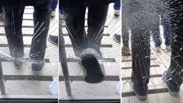 Momento de las patadas a la puerta de Economía 