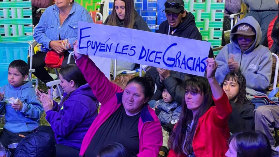 Vecinos de Epuyén en el Telebingo Solidario.