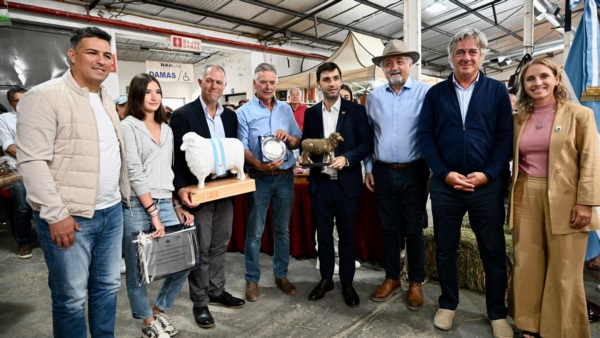 Torres junto a los intendentes de Comodoro y Sarmiento.
