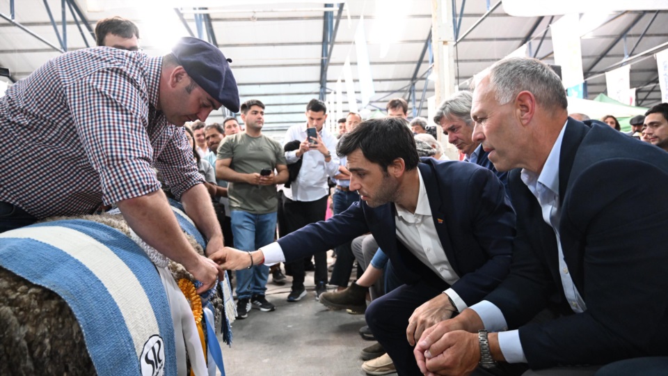 El gobernador y autoridades de la Rural en la exposición ganadera.