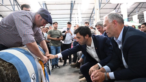 El gobernador y autoridades de la Rural en la exposición ganadera.