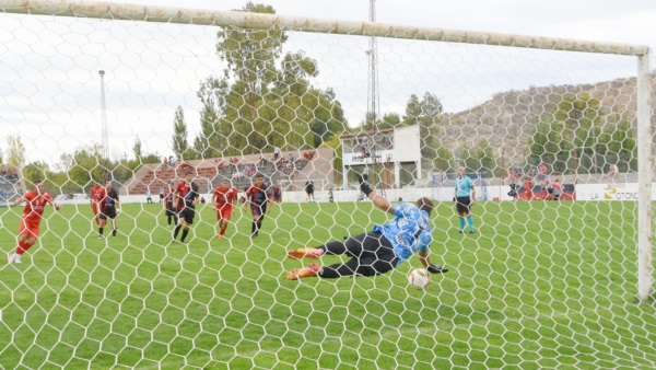 Ansel Evans le atajó un penal a Tobías Correa durante el partido. Foto: Norman Evans.