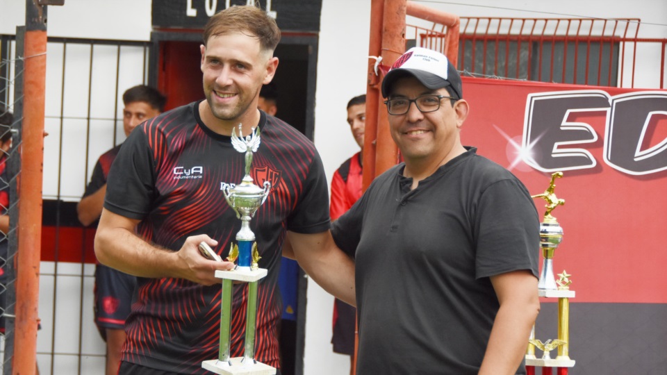 Denis Fernández recibió el trofeo al subcampeón. Foto: Norman Evans. 