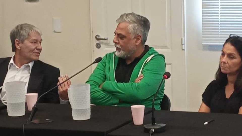 Guillermo Quiroga junto a sus abogados Romero y Fernández.