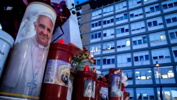 Una vela con la imagen del Papa Francisco en las afueras del Hospital Universitario Gemelli de Roma. (EFE)