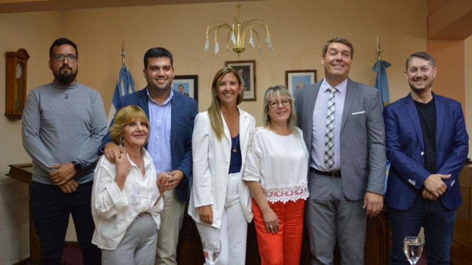 El bloque de JxC junto al intendente Damián Biss.