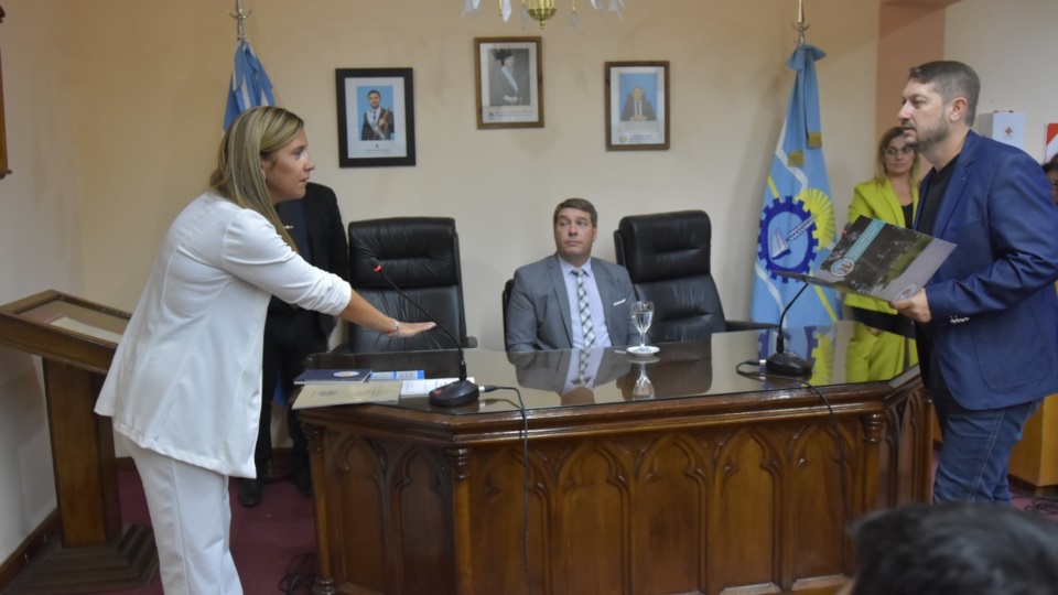 Momento en que Karina Barneche jura ante Dulio Monti y la mirada de Damián Biss.