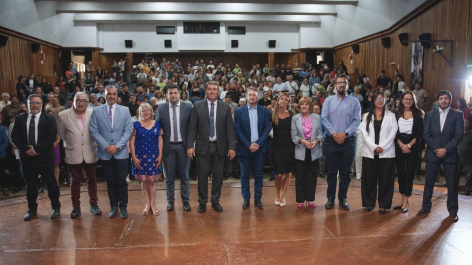 Biss junto a ediles y autoridades del cuerpo deliberativo local.
