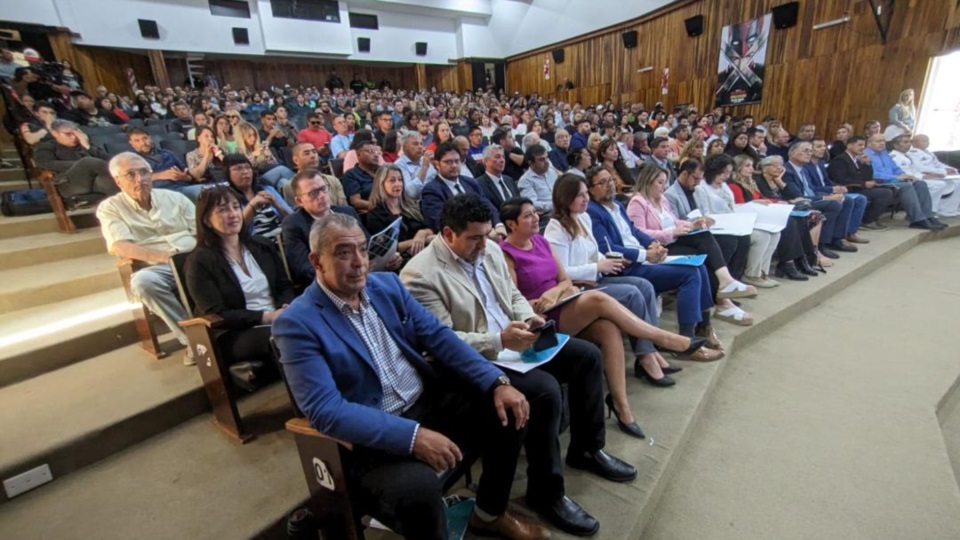 Autoridades provinciales, municipales y de FF.AA. y de seguridad y vecinos en el Cine Teatro.