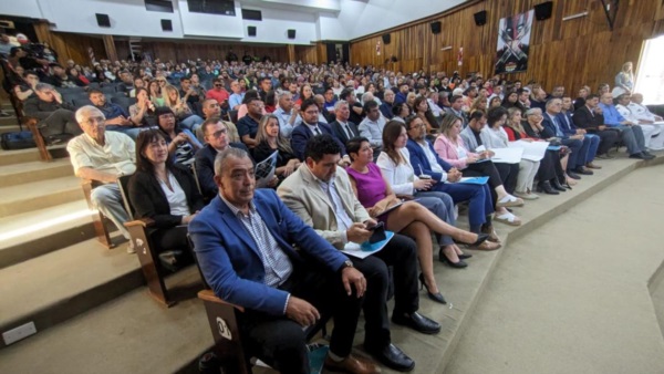 Autoridades provinciales, municipales y de FF.AA. y de seguridad y vecinos en el Cine Teatro.