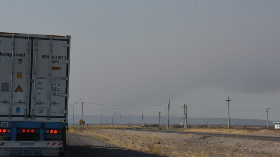El humo del incendio en Bajo Simpson ya llegó a Trelew.