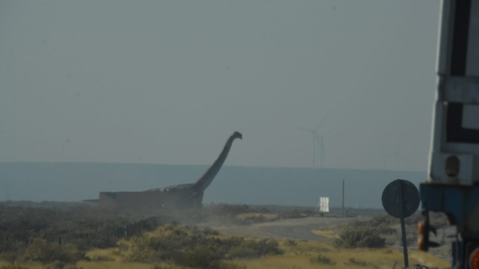 La silueta del dinosaurio borrosa por el humo reinante.
