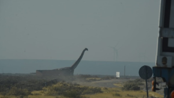 La silueta del dinosaurio borrosa por el humo reinante.