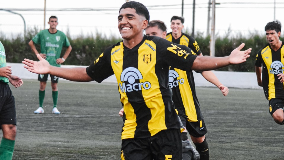 El festejo de Brian Ayala para el 1-0 de Madryn. Foto: Naiara Escobar - Prensa Madryn. 