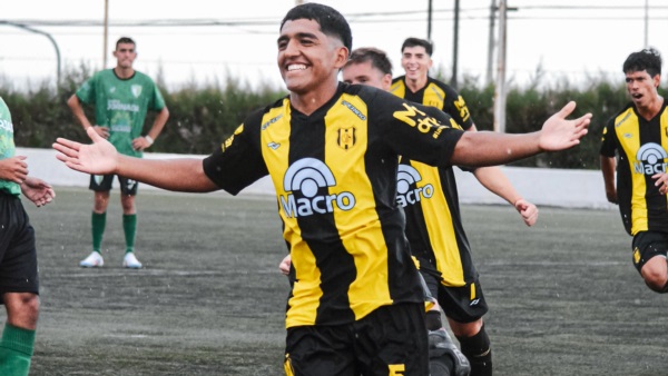 El festejo de Brian Ayala para el 1-0 de Madryn. Foto: Naiara Escobar - Prensa Madryn. 