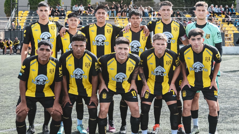 Los once iniciales del Aurinegro. Foto: Naiara Escobar - Prensa Madryn. 