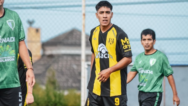 Abel Achaval, el '9' que retornó del prestamo en Independiente San Julian. Foto: Naiara Escobar - Prensa Madryn. 