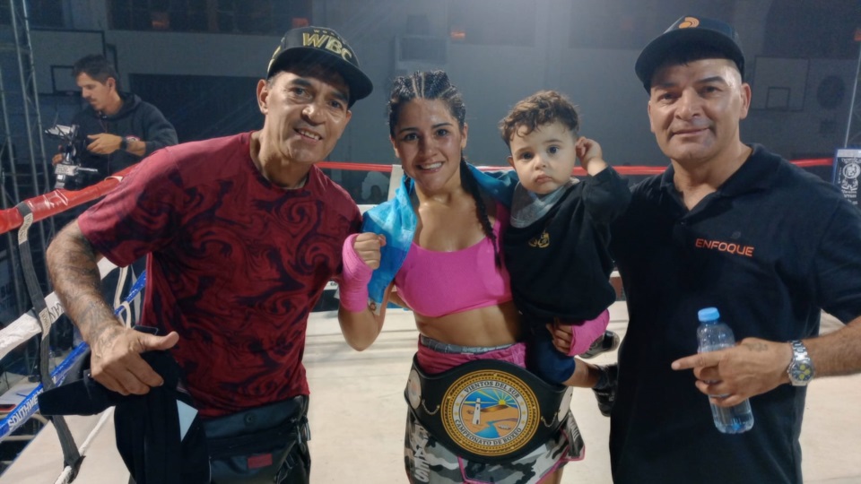 "Mili" Narvaez salió airosa y posa junto a su papá y entrenador "Mauko", su tío Daniel y su pequeño hijo..