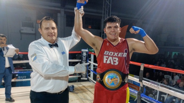 "El León" Coronel venció a Miguel "Tigre" Salazar en la mejor pelea de la noche.