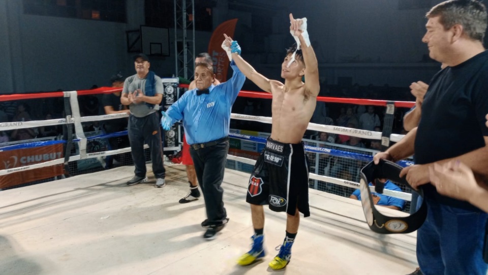 Mansilla le levanta el brazo derecho al ganador Junio Narvaes.
