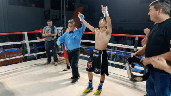 Mansilla le levanta el brazo derecho al ganador Junio Narvaes.
