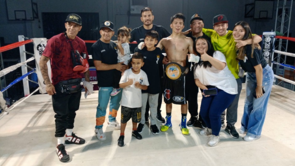 La foto familiar. Junior tuvo un gran apoyo en su segunda pelea rentada.