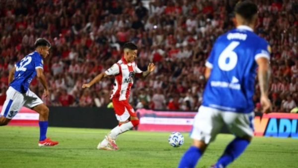 El último campeón cayó derrotado y está último en la tabla.