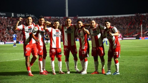 Instituto consiguió ante el campeón su segundo triunfo. 