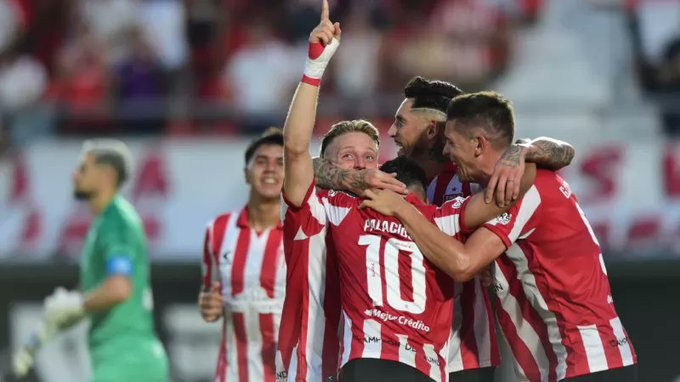 Estudiantes bajó a Racing y lidera su zona en el Torneo Apertura.