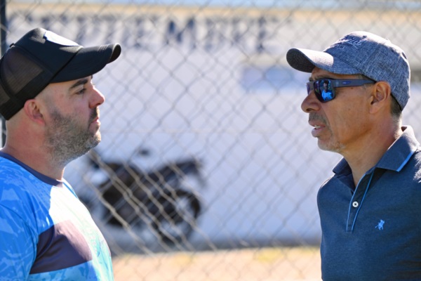 Andrés Iglesias dialoga con Juan Pablo Petronio, que regresó a Racing. (Foto: Daniel Feldman/Jornada).