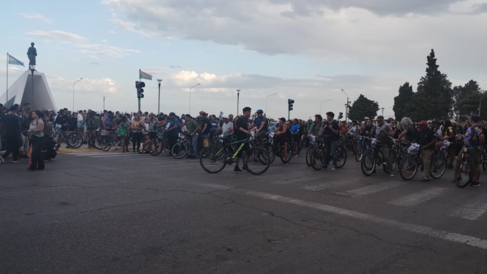 Una nutrida cantidad de vecinos en la bicicleteada por Diego Danese.