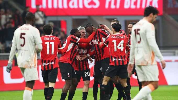 El Rossonero derrotó 3-1 a Roma y se metió en las semifinales de la Copa Italia.