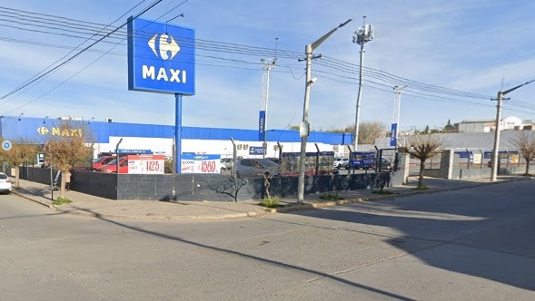 Ocurrió dentro de un supermercado. Un empleado de seguridad llamó a la Policía y asistió a la adolescente agredida.