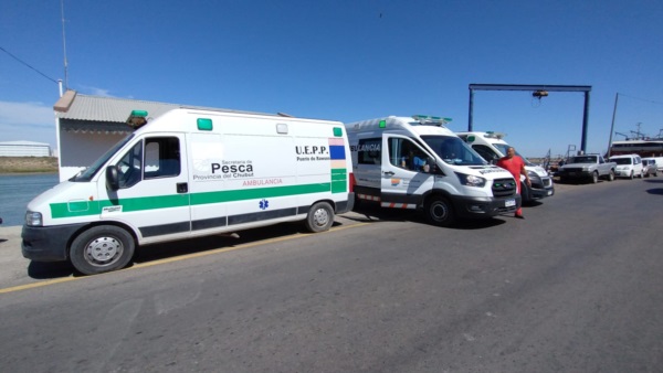 En el puerto las ambulancias ya están preparadas para recibir a los tripulantes rescatados. 